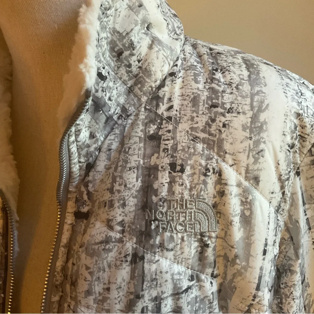 The NorthFace- Mossbud Reversible Jacket. Size M - Picture 5 of 9